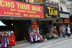 Nhiều cửa hàng trên phố Hàng Ngang treo biển cho thuê. (Ảnh: Ngọc Hà/TTXVN)