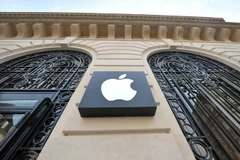 Biểu tượng Apple tại một cửa hàng ở Paris của Pháp. (Ảnh: AFP/TTXVN)