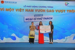 Đại diện Bộ Giáo dục và Đào tạo và nhãn hàng Cô Gái Hà Lan chính thức bàn giao các hạng mục đầu tư cho trường Phú Hòa 3, đánh dấu cột mốc quan trọng trong chương trình hợp tác chiến lược “Vì Một Việt Nam vươn cao vượt trội.” (Nguồn: Nhãn hàng Cô Gái Hà La