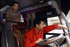 Kiểm tra các thiết bị đảm bảo an toàn giao thông khi lái xe. (Ảnh: Huy Hùng/TTXVN)
