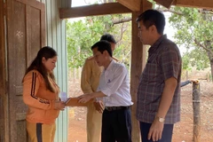 Thăm hỏi, động viên gia đình có nạn nhân tử vong trong hai vụ tai nạn. (Ảnh: Dư Toán/TTXVN)