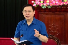 Bí thư Thành ủy Hà Nội Vương Đình Huệ chủ trì buổi làm việc với Ban Thường vụ Huyện ủy Đan Phượng. (Ảnh: Văn Điệp/TTXVN)