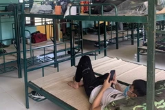 Công dân được cách ly có thể truy cập được mạng Internet và gọi điện thoại. (Ảnh: Văn Dũng/TTXVN)