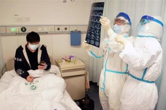 Nhân viên y tế điều trị cho bệnh nhân nhiễm COVID-19 tại bệnh viện ở Vũ Hán, tỉnh Hồ Bắc, Trung Quốc, ngày 18/2/2020. (Ảnh: THX/ TTXVN)