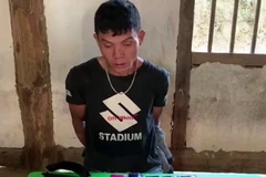 Đối tượng Lò Văn Thanh và tang vật tại cơ quan Công an. (Ảnh: TTXVN phát)