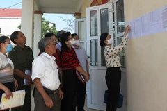 Danh sách các đối tượng được nhận hỗ trợ theo Nghị quyết 42/NQ-CP được dán công khai tại Nhà văn hóa các thôn, tổ dân phố để người dân được theo dõi. (Ảnh: Hoàng Ngà/TTXVN)