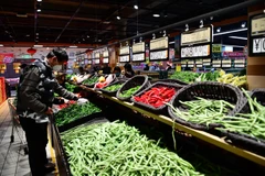 Người dân mua thực phẩm tại siêu thị ở Trịnh Châu, tỉnh Hà Nam, Trung Quốc. (Ảnh: THX/TTXVN)