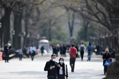 Người dân đeo khẩu trang nhằm ngăn chặn sự lây lan của dịch COVID-19 tại New York, Mỹ ngày 18/3 vừa qua. (Ảnh: AFP/TTXVN)
