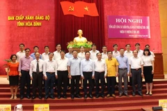 Phó Chủ nhiệm Ủy ban Kiểm tra Trung ương Hoàng Văn Trà cùng các vị lãnh đạo tỉnh Hòa Bình và đại biểu tham dự hội nghị. (Ảnh: Vũ Hà/TTXVN)