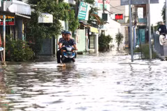 Triều cường gây ngập sâu tại khu vực cầu Phú Xuân, tiếp giáp huyện Nhà Bè và quận 7, TP.HCM. (Ảnh: Trần Xuân Tình/TTXVN)