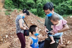 Gia đình nhập cảnh trái phép vào Việt Nam tại tỉnh Quảng Ninh. (Ảnh: TTXVN phát)