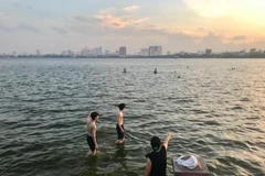 Bãi tắm tự phát hồ Tây đoạn phố Quảng Bá, quận Tây Hồ, thành phố Hà Nội. (Ảnh: Hồng Thắm/TTXVN)