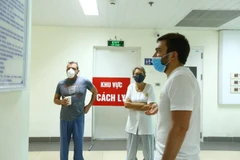 Du khách nước ngoài cảm thấy thoải mái với điều kiện y tế tại khu cách ly ở Bệnh viện Thanh Nhàn, quận Hai Bà Trưng, Hà Nội. (Ảnh: Minh Quyết/TTXVN)