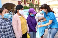 Tỉnh Bình Dương trao quà cho công nhân gặp khó khăn. (Ảnh: Huyền Trang/TTXVN)