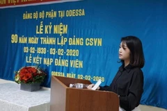 Đảng viên trẻ Cát Thị Quỳnh Anh phát biểu tại Lễ kỷ niệm 90 năm Ngày thành lập Đảng Cộng sản Việt Nam. (Ảnh: TTXVN phát)