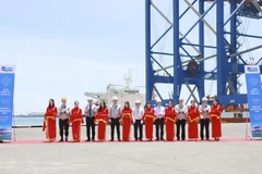 Nghi thức cắt băng khánh thành tại lễ bàn giao 2 cẩu trục. (Ảnh: Lê Ngọc Phước/TTXVN)