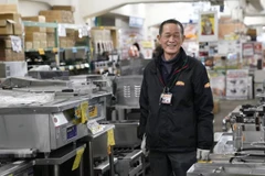 Người đàn ông 73 tuổi làm nhân viên bán hàng tại một cửa hàng ở Tokyo. (Nguồn: Bloomberg)