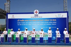 Chủ đầu tư cùng các nhà thầu ấn nút khởi công công trình. (Ảnh: Văn Tý/TTXVN)