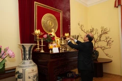 Đại sứ Việt Nam tại Áo Lê Dũng dâng hương. (Nguồn: Đại sứ quán Việt Nam tại Áo)