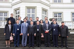 Đoàn Kiểm toán Nhà nước Việt Nam và Lãnh đạo Cơ quan Hợp tác quốc tế Đức (GIZ) chụp ảnh lưu niệm tại trụ sở GIZ ở thành phố Bonn. (Ảnh: Mạnh Hùng/TTXVN)