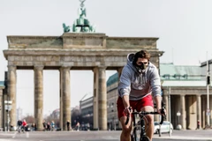 Cảnh vắng lặng gần Cổng Brandenburger ở Berlin, Đức khi lệnh hạn chế ra đường được ban hành nhằm ngăn dịch COVID-19 lây lan, ngày 28/3 vừa qua. (Ảnh: THX/TTXVN)