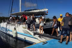Khách du lịch tham quan tỉnh Holguin, Cuba. (Ảnh: AFP/TTXVN)