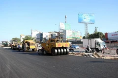 Thảm bêtông nhựa đường mở rộng Quốc lộ 22 để thi công các đốt hầm còn lại của nhánh N2. (Ảnh: Tiến Lực/TTXVN)