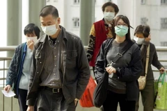 Người dân đeo khẩu trang để ngăn ngừa lây nhiễm. (Ảnh: AFP/TTXVN)