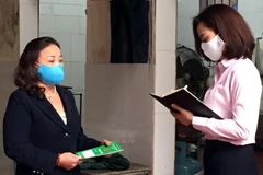 Nhân viên tín dụng Ngân hàng Chính sách xã hội quận Nam Từ Liêm kiểm tra hộ vay bị ảnh hưởng bởi dịch COVID-19 để có những giải pháp thích hợp. (Ảnh: Trần Việt/TTXVN)