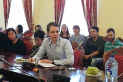 Phó Giáo sư Học viện Á-Phi, Đại học Quốc gia Moskva mang tên Lomonosov Maxim Syunnerberg đang phát biểu. (Ảnh: Bùi Duy Trinh/TTXVN)