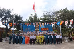 Quân và dân trên đảo Sinh Tồn, quần đảo Trường Sa, tỉnh Khánh Hòa gửi lời chào, chúc mừng năm mới về đất liền vào sáng mùng một Tết Canh Tý 2020. (Ảnh: Nguyễn Văn Nhật/TTXVN)