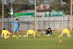Các cầu thủ Việt Nam khởi động. (Ảnh: Hoàng Linh/TTXVN)