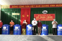 Trao máy lọc nước và bồn chứa cho dân Vĩnh Long bị ảnh hưởng hạn mặn