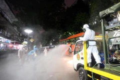 Lực lượng bộ đội hóa học phun hóa chất khử trùng, tẩy độc Bệnh viện Bạch Mai. (Ảnh: Dương Giang/TTXVN)