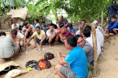 Các đối tượng có liên quan bị lượng chức năng bắt quả tại hiện trường. (Ảnh: Công Mạo/TTXVN)