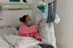 Bệnh nhân nhiễm COVID-19 được điều trị tại bệnh viện ở Vũ Hán, tỉnh Hồ Bắc, Trung Quốc, ngày 19/2 vừa qua. (Ảnh: THX/TTXVN)