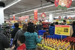 Nguồn cung hàng hóa tại các siêu thị lớn dồi dào với giá cả ổn định. (Ảnh: Đức Duy/Vietnam+)