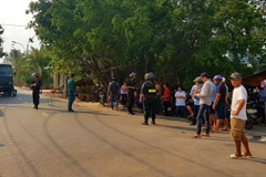 Công an phong tỏa, truy bắt đối tượng Tuấn trên địa bàn huyện Củ Chi. (Ảnh: Thành Chung/TTXVN)