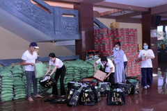 Phật tử Đạo tràng chùa Ấn Quang chuẩn bị quà Vu Lan tặng cho người nghèo quận 10 tại Việt Nam Quốc tự, sáng 1/9. (Ảnh: Xuân Khu/TTXVN)