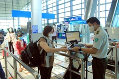 Hành khách khai báo y tế tại Cảng hàng không quốc tế Cát Bi, thành phố Hải Phòng. (Ảnh: An Đăng/TTXVN)