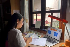 Học sinh trường THPT Việt Đức (Hà Nội) học trực tuyến tại nhà. (Ảnh: TTXVN phát)