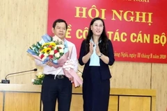 Bí thư Tỉnh ủy Quảng Ngãi Bùi Thị Quỳnh Vân tặng hoa chúc mừng tân Phó Bí thư Tỉnh ủy Quảng Ngãi Đặng Văn Minh. (Ảnh: Lê Ngọc Phước/TTXVN)