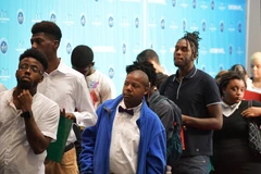 Người lao động xếp hàng chờ xin việc làm tại Washington, DC, Mỹ. (Ảnh: AFP/TTXVN)