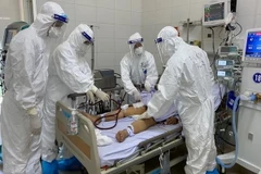 Các bác sỹ ở Đà Nẵng chữa trị cho bệnh nhân mắc COVID-19. (Ảnh: TTXVN phát)