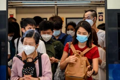 Người dân đeo khẩu trang phòng tránh lây nhiễm virus corona tại Bangkok, Thai Lan, ngày 27/1 vừa qua. (Ảnh: AFP/TTXVN)