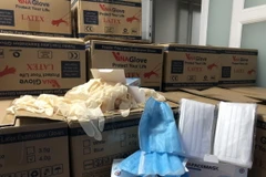 Găng tay và khẩu trang được phát hiện tại Công ty TNHH HDPRO LAND. 