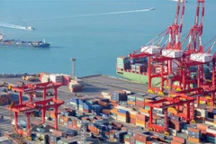 Hàng hóa được xếp tại cảng ở Busan, Hàn Quốc. (Ảnh: AFP/TTXVN)