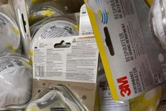 Khẩu trang là mặt hàng hot nhất trong thời gian này tại tất cả các địa điểm cung cấp. (Ảnh: Nhi Hồng)