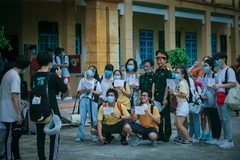 Các công dân chụp ảnh lưu niệm với lãnh đạo Bộ Chỉ huy quân sự tỉnh Hòa Bình trong ngày nhận giấy chứng nhận hoàn thành thời gian cách ly theo dõi COVID-19 để trở về với gia đình. (Ảnh: Trọng Đạt/TTXVN)