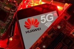 Một điện thoại thông minh có logo mạng Huawei và 5G. (Nguồn: Reuters)